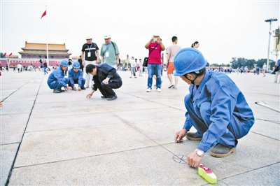 天安門廣場國慶花壇“骨架”今晨完成拼裝（圖）