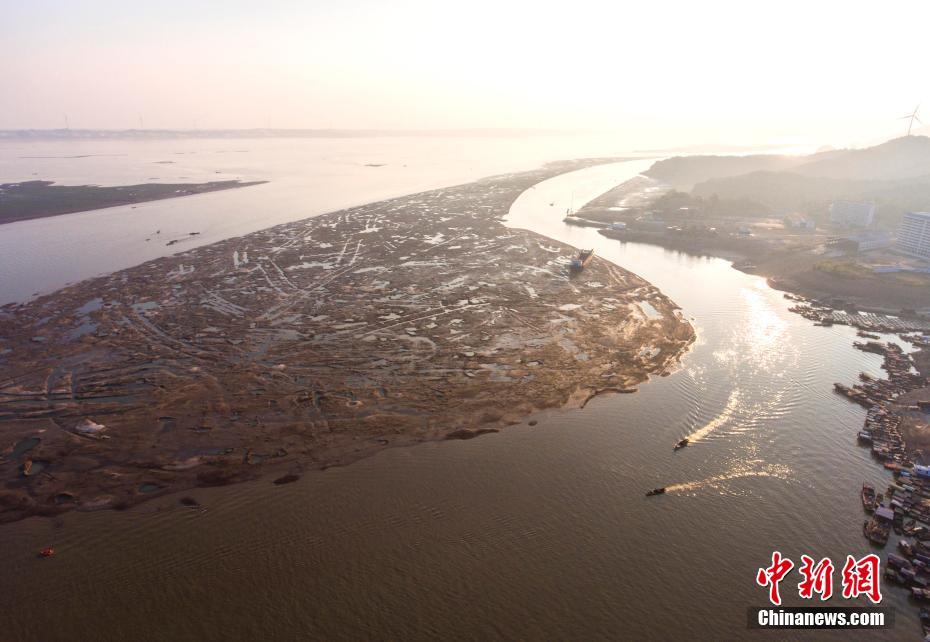 航拍大旱下的鄱陽湖 河床乾涸漁船靠岸