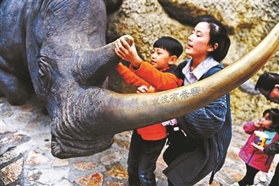 北京動(dòng)物園犀牛雕塑刻上沒有買賣就沒有殺害