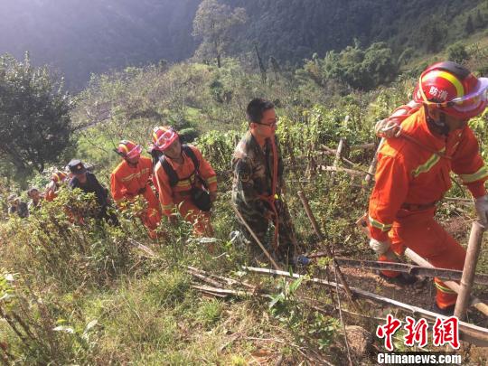 圖為救援人員趕赴現(xiàn)場(chǎng)。 段倫坤 攝