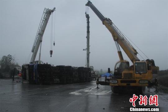 吊車嘗試扶正槽罐車陳綴攝