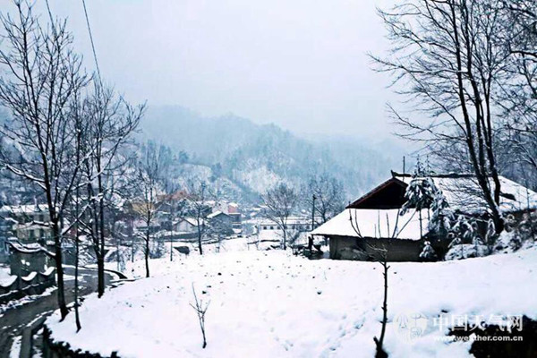 11月22日，陜西安康迎來(lái)了今冬的首場(chǎng)降雪。（安妮 攝）