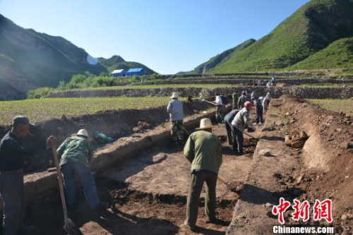 記者28日從北京市文物局、延慶區(qū)獲悉,今年破獲了一起發(fā)生在延慶區(qū)的金元時(shí)期文化遺址盜掘案。圖為專家、工作人員對(duì)被盜遺址進(jìn)行試掘。 曾鼐 攝