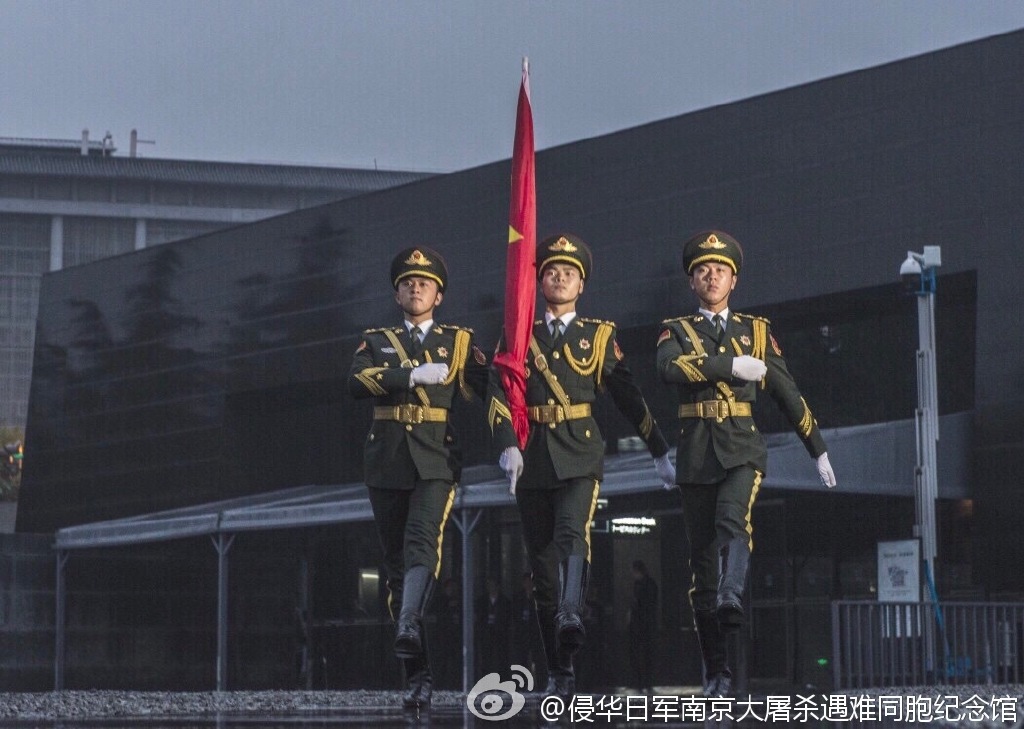 南京大屠殺國(guó)家公祭現(xiàn)場(chǎng):升國(guó)旗和下半旗儀式舉行