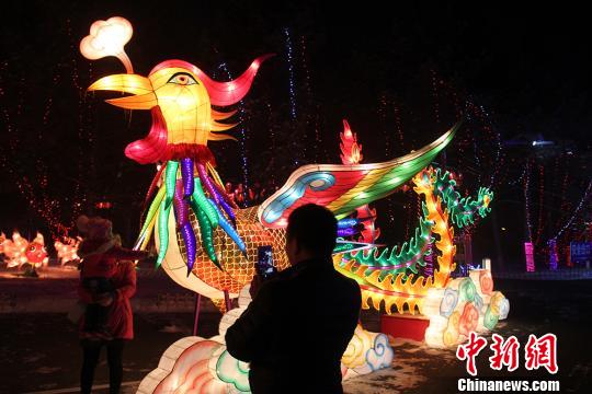 烏魯木齊千萬(wàn)盞花燈助力冬季旅遊（組圖）