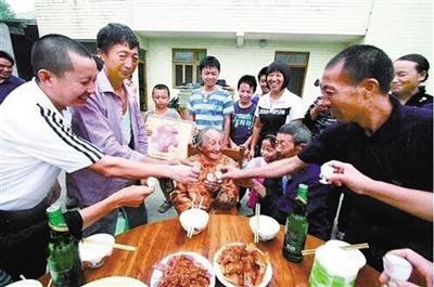 楊昌志老人108歲時，和大家一起過中秋節(jié)。（資料圖片）