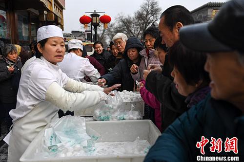 2017年2月7日，不少北京市民在一家傳統(tǒng)北京小吃店購(gòu)買(mǎi)該店手工製作的傳統(tǒng)清真元宵。<a target='_blank' ></p><p  align=