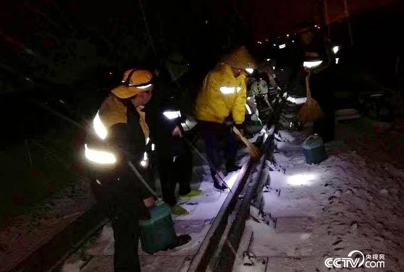 鐵路職工連夜除雪確保道路安全（濟(jì)南鐵路局供圖）