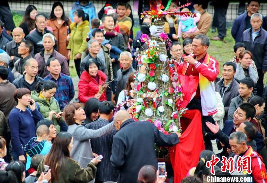 圖為遊客們請(qǐng)要小粽子。　黃水林 攝