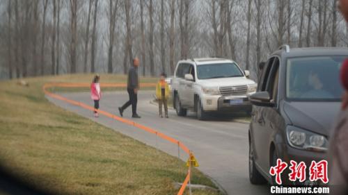 人民日報評遊客虎區(qū)下車：總有人把記性放別人腦袋裏