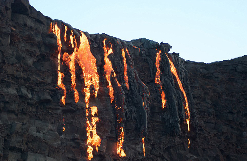 夏威夷火山爆發(fā) 高溫熔漿流淌成奇觀