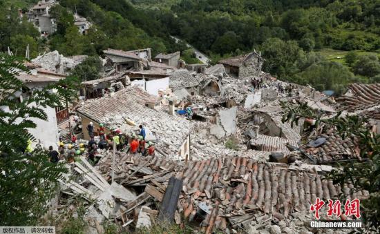 義大利中部城市PESCARA DEL TRONTO收到地震影響，大量建築成為廢墟。