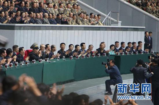 8月28日，在朝鮮平壤，朝鮮最高領(lǐng)導(dǎo)人金正恩（前左五）觀看火炬表演。朝鮮28日在首都平壤舉行大規(guī)模青年火炬表演，慶?！扒嗄旯?jié)”和正在召開的金日成社會(huì)主義青年同盟第九次全國代表大會(huì)。 新華社記者郭一娜攝