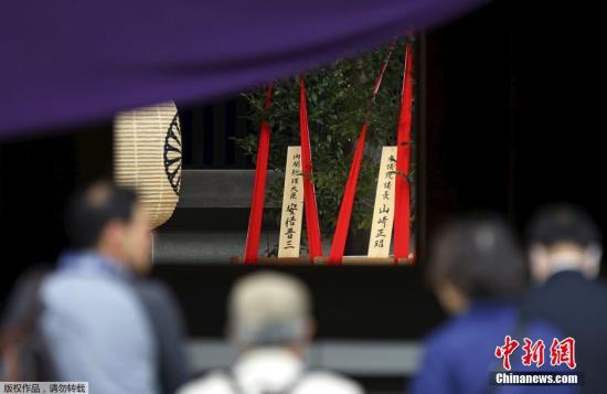  資料圖：日本靖國神社例行春季大祭期間，日本首相安倍晉三供奉“真榊”祭品。