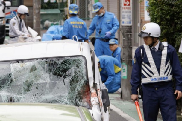 日本三車(chē)相撞闖入小學(xué)生隊(duì)列致12死傷