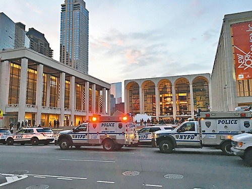 事件發(fā)生後，多輛警車駛至大都會歌劇院。