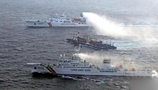 韓國海警與中國漁船。資料圖