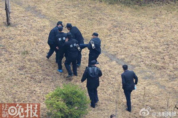 北京坍塌現(xiàn)場：無傷者被抬出 有記者被抬出