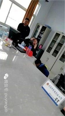 女民警上班時(shí)間吃零食罵百姓“傻了吧唧的”（圖）