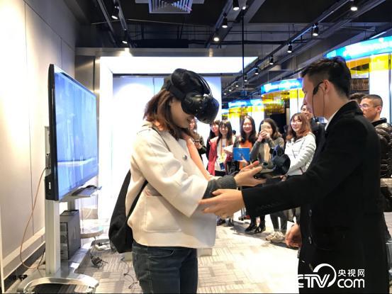 帶上VR體驗(yàn)高空援救。