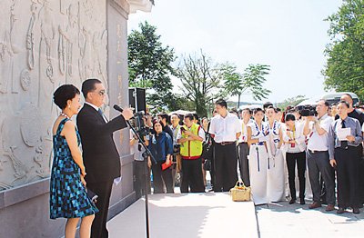 連戰(zhàn)赴湖北廣水尋根謁祖 書記市長夾道歡迎(圖)