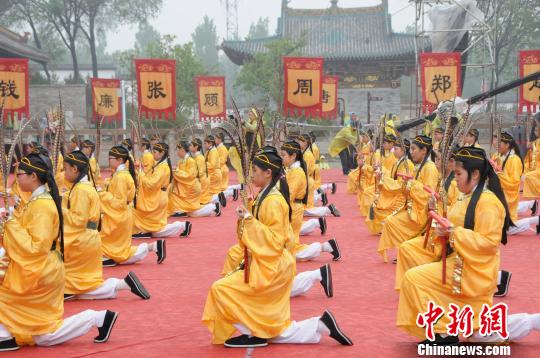 海峽兩岸3000余人14日在山西省晉城市高平市神農(nóng)鎮(zhèn)莊裏村炎帝陵冒雨祭拜炎帝。圖為學(xué)生們跳“八佾舞”。　李娜 攝