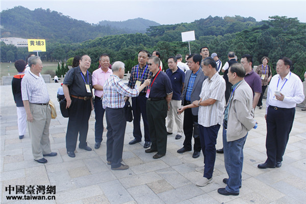 圖為參觀者在孫文紀(jì)念公園探討中山思想