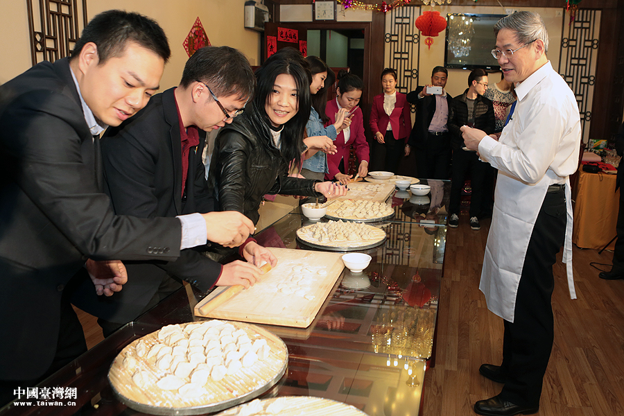 包餃子貼春聯(lián) 張志軍與臺灣青年一起向兩岸同胞拜年