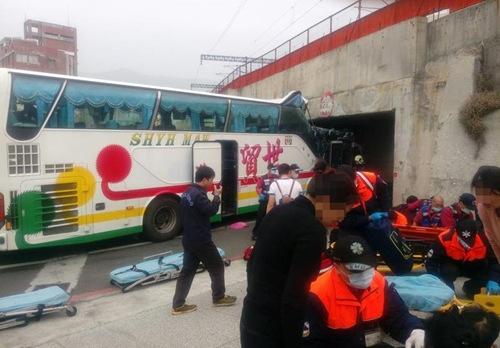 一輛滿載陸客的遊覽車自撞高雄市河西路橋墩。來源：臺灣“中央社”(高雄市消防局提供)