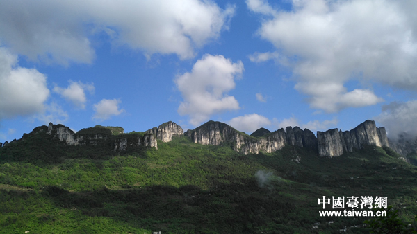 全國(guó)網(wǎng)媒大咖走進(jìn)恩施大峽谷 感受大地山川的鬼斧神工