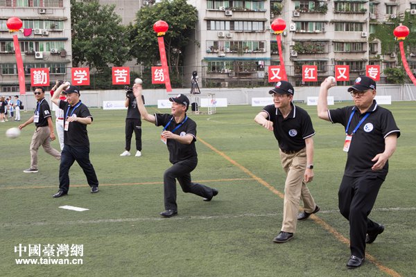 6月28日，第三屆海峽兩岸學生棒球聯(lián)賽成都分站賽在成都體育學院開幕。圖為出席領導為比賽開球。