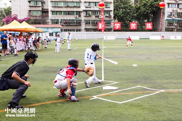 北京團結(jié)湖小學和臺北東園小學進行首場比賽。