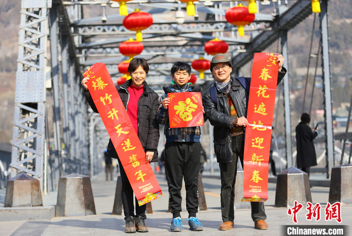 2021年春節(jié)期間，臺灣夫妻杜書億和王梅芬?guī)е⒆右黄鹪谔m州中山鐵橋前合影留念。<a target='_blank' ><p  align=