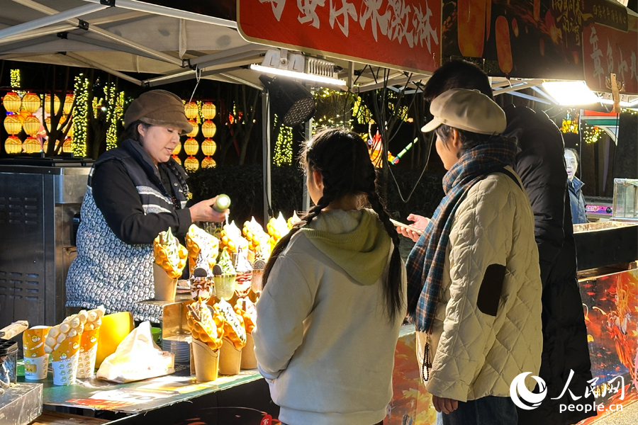 市民遊客不僅能賞燈，還能現(xiàn)場品嘗閩臺(tái)特色美食。人民網(wǎng)記者 劉卿攝