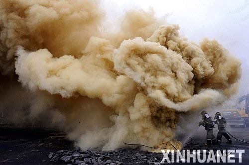 1月7日，消防員在韓國(guó)京畿道利川市的爆炸現(xiàn)場(chǎng)滅火。