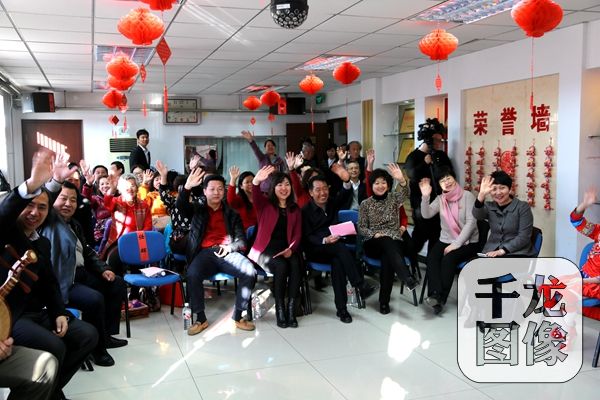 北京市豐臺區(qū)豐益花園社區(qū)的居民通過視頻互動的形式，與臺灣高雄市左營區(qū)果貿(mào)社區(qū)的居民共度元宵節(jié)。千龍網(wǎng)孔祥妮攝