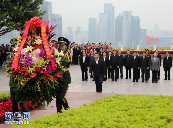 資料圖：2012年12月8日，習(xí)近平在深圳蓮花山公園向鄧小平銅像敬獻花籃。