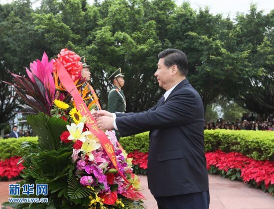 12月7日至11日，中共中央總書記、中央軍委主席習(xí)近平在廣東省考察工作。這是習(xí)近平在深圳蓮花山公園向鄧小平銅像敬獻花籃。蘭紅光攝圖片來源：新華網(wǎng)