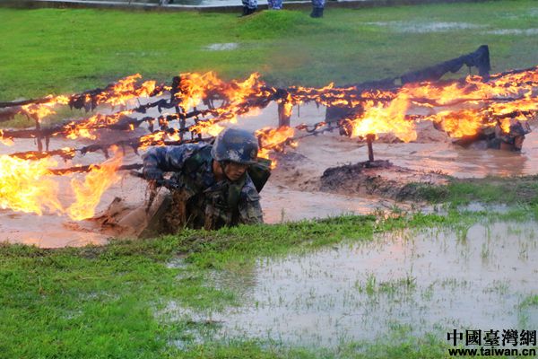 “同心共築強(qiáng)軍夢”網(wǎng)路媒體國防行活動採訪團(tuán)走進(jìn)海軍陸戰(zhàn)隊(duì)某旅。（臺灣網(wǎng) 尹賽楠 攝）　　