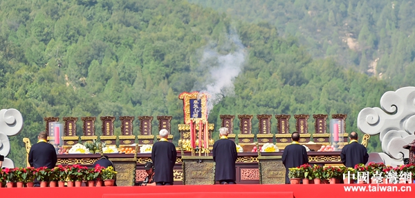 來(lái)自海峽兩岸的獻(xiàn)禮官進(jìn)行獻(xiàn)禮儀式。